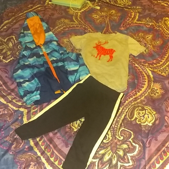 Boys clothes 18 months - Picture 1 of 8